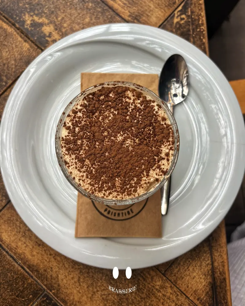 Tiramisu në gotë, i spërkatur me kakao