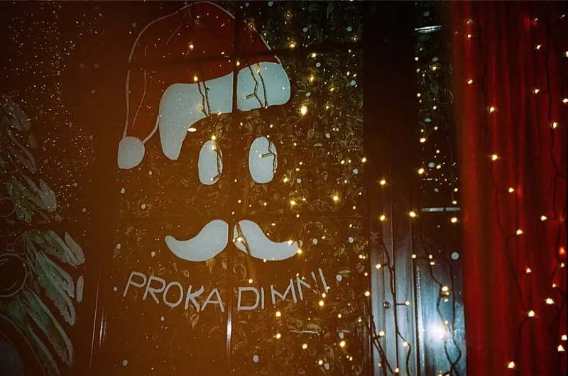 Dekorimi dimëror në Proka, i ndriçuar me drita varëse