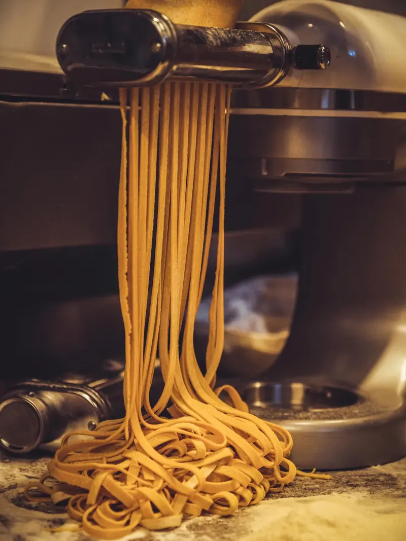 Pasta të freskëta duke dalë nga makina e pastave