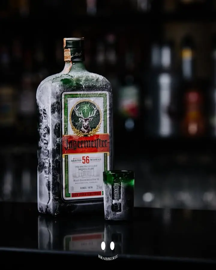 Shishe Jägermeister dhe një gotë e vogël